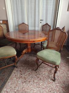  Wohnzimmer komplett mit Tisch, 6 Stühlen und Anrichte